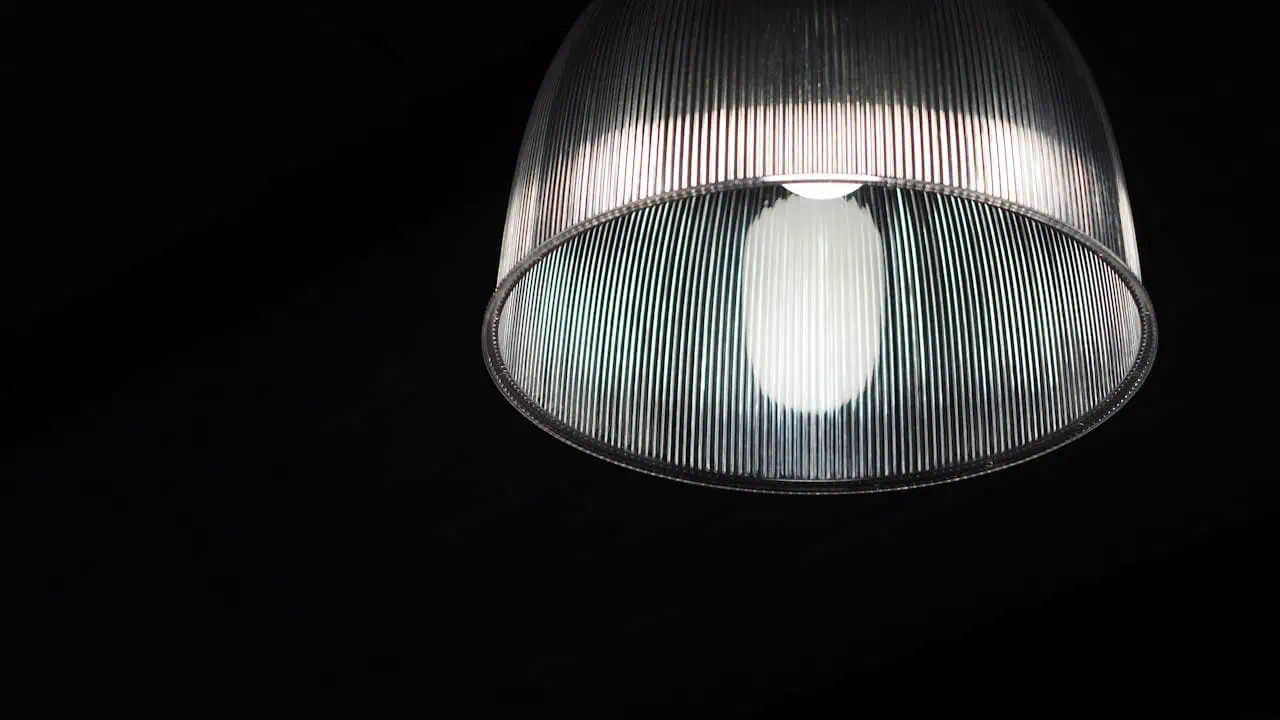 Lampa wisząca do jadalni – jak dobrać model, który podkreśli charakter wnętrza i stworzy odpowiedni klimat?