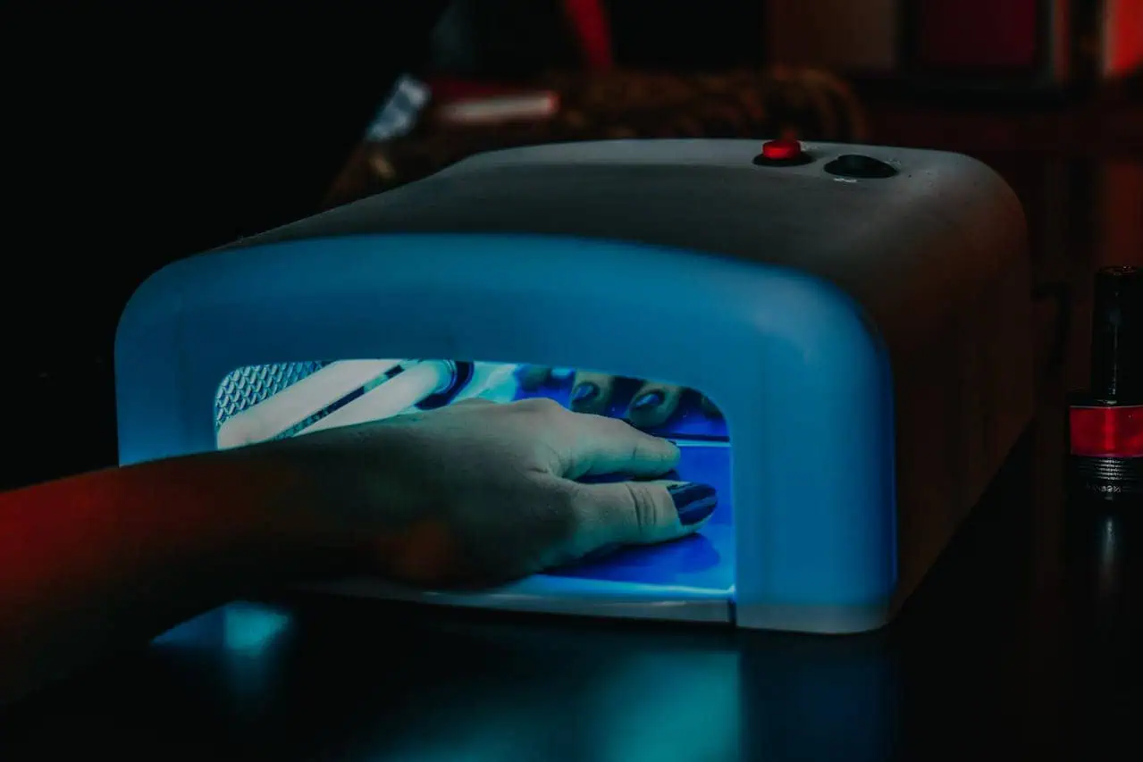 Lampa UV do paznokci – jak wybrać model idealny do domowego i profesjonalnego manicure?